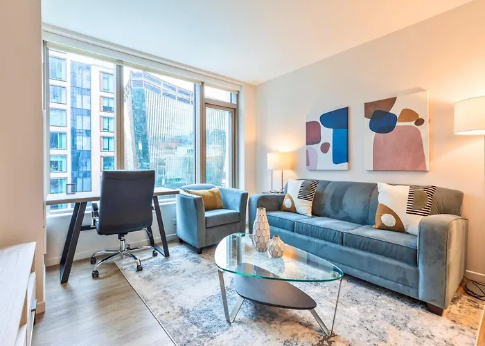 Gorgeous Apt With Pool Views