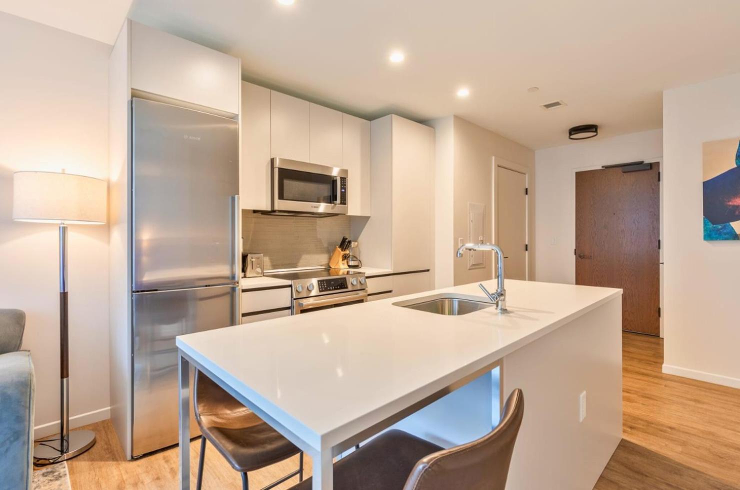 Gorgeous With Pool Views Apartment *