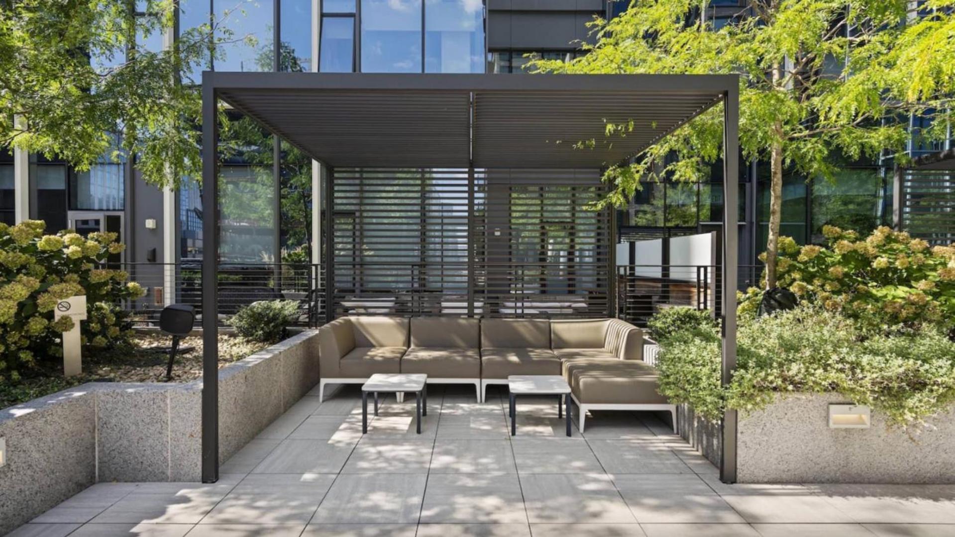 Gorgeous With Pool Views Apartment