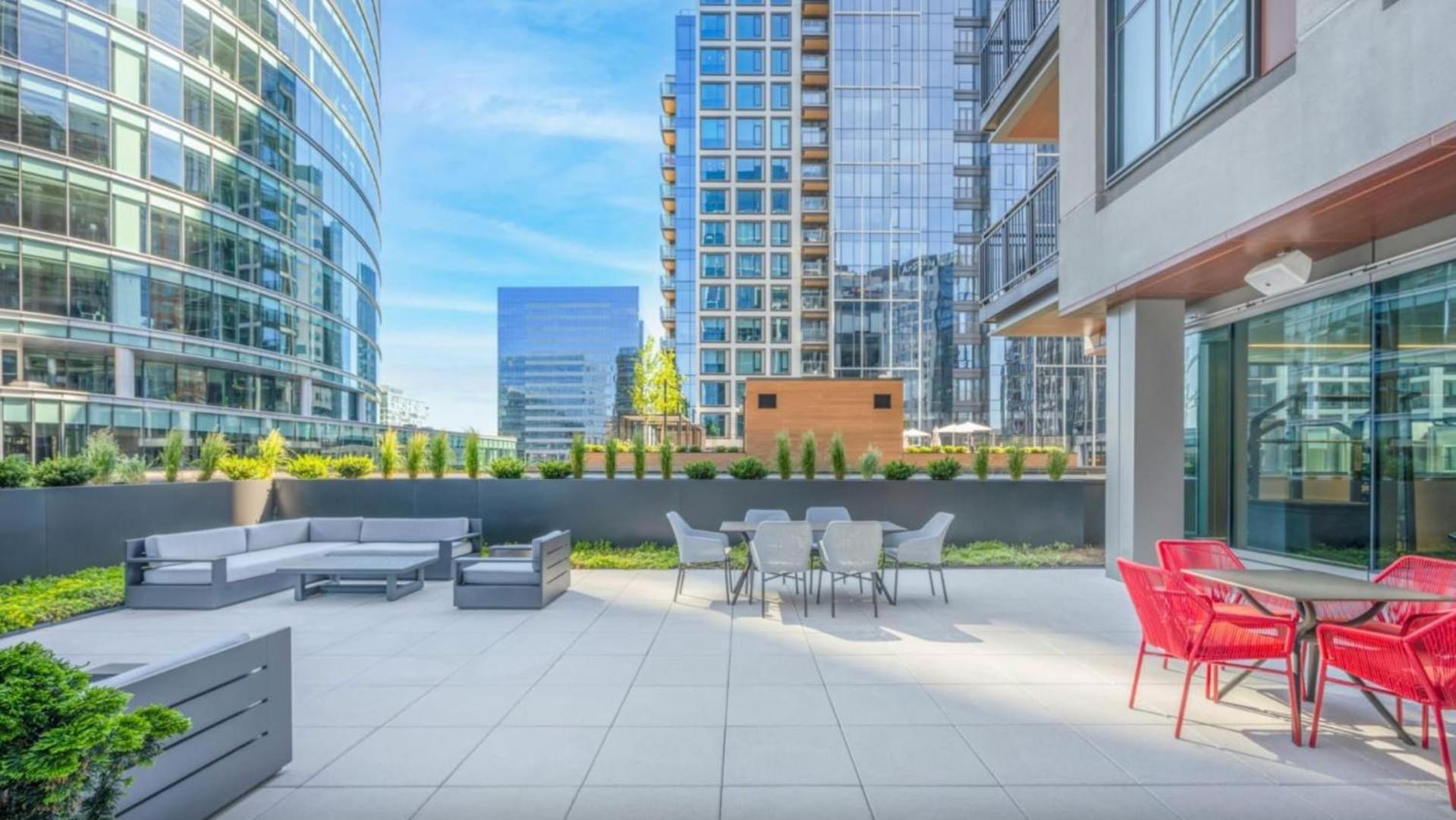 Gorgeous With Pool Views Apartment